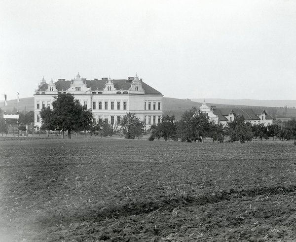Foto původní zemědělské školy ve Vysokém Mýtě