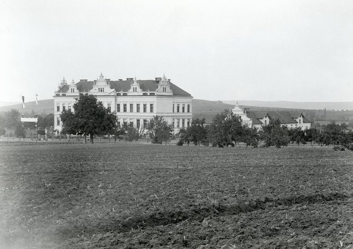 Foto původní zemědělské školy ve Vysokém Mýtě