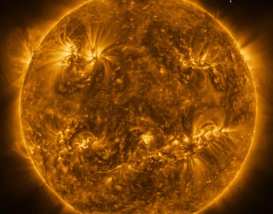 Sonda Solar Orbiter v březnu ukázala dosud nevídané detaily vnější atmosféry Slunce a zachytila hvězdu v extrémním ultrafialovém světle.