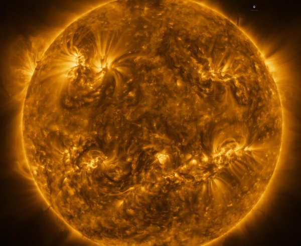 Sonda Solar Orbiter v březnu ukázala dosud nevídané detaily vnější atmosféry Slunce a zachytila hvězdu v extrémním ultrafialovém světle.