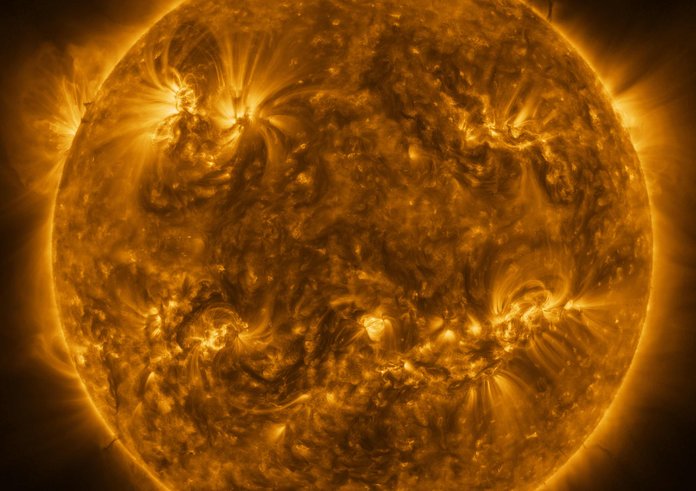 Sonda Solar Orbiter v březnu ukázala dosud nevídané detaily vnější atmosféry Slunce a zachytila hvězdu v extrémním ultrafialovém světle.