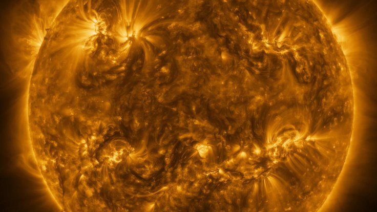 Sonda Solar Orbiter v březnu ukázala dosud nevídané detaily vnější atmosféry Slunce a zachytila hvězdu v extrémním ultrafialovém světle.