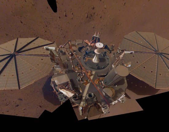 Přistávací modul NASA InSight na Marsu pózuje 24. dubna při pořizování závěrečné selfie. Vesmírná agentura v květnu uvedla, že InSight brzy ukončí vědecké operace kvůli snižujícímu se přísunu energie.