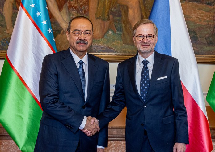 Petr Fiala s uzbeckým premiérem Abdullem Aripovem