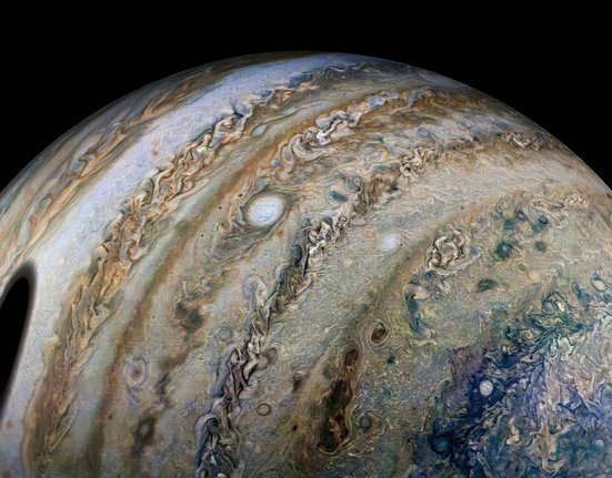 Ganymedes, jeden ze čtyř největších Jupiterových měsíců, vrhá 25. února na planetu stín. Kamera NASA JunoCam pořídila snímek ze vzdálenosti přibližně 44 000 km.