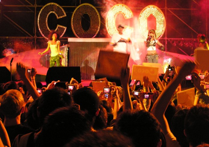 076_Coco_street_concert_mod