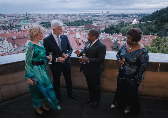 Český prezidentský pár, Petr Pavel a Eva Pavlová, s mosambickým prezidentem Filipem Jacintou Nyusi a jeho první dámou Isaurou Ferrão Nyusi. (7. 8. 2023)