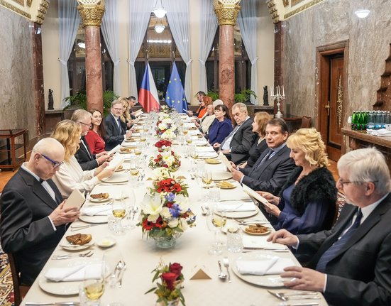 Slavnostní večeře všech předešlých premiérů České republiky v Kramářově vile.