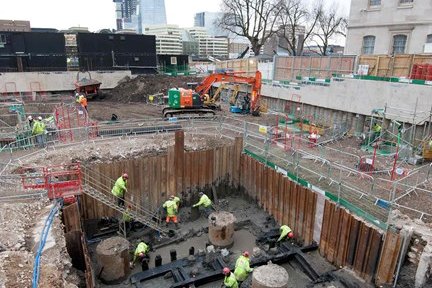 1-excavation-of-roman-riverside-wall-with-wall-in-foreground-and-the-shard-in-the-background-c-mola
