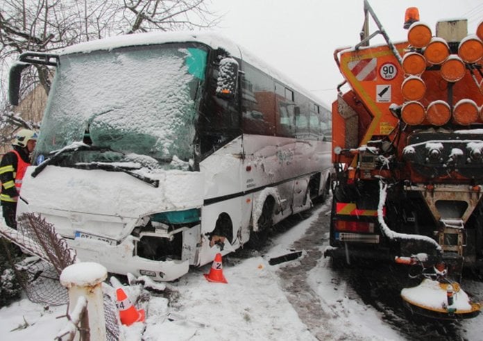 1000x1000-1518085041-autobus-se-srazil-se-sypacem-a-skoncil-v-plotu-rodinneho-domu-ridic-byl-prevezen-do-nemocnice