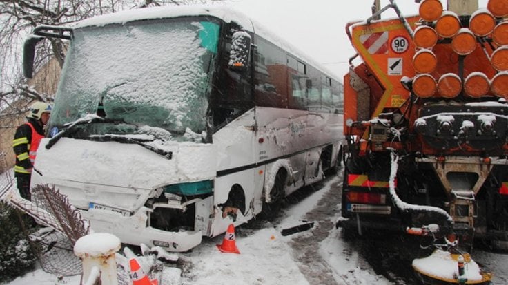 1000x1000-1518085041-autobus-se-srazil-se-sypacem-a-skoncil-v-plotu-rodinneho-domu-ridic-byl-prevezen-do-nemocnice