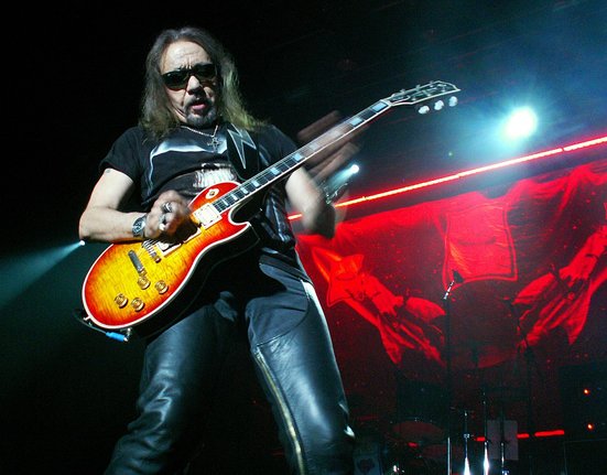 1200px-Ace_Frehley_en_concert_à_Tilburg_en_juin_2008.