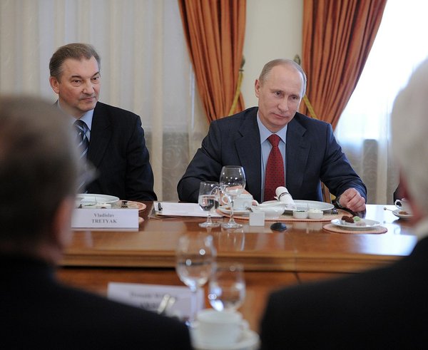 1280px-2012-02-24_Владимир_Путин,_Владислав_Третьяк