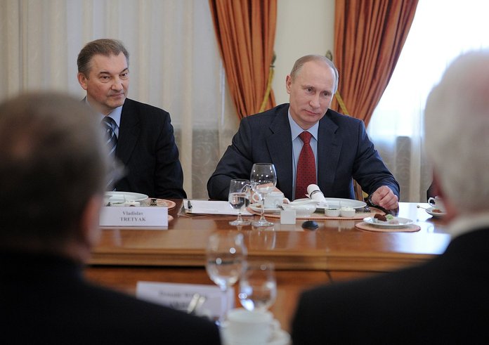 1280px-2012-02-24_Владимир_Путин,_Владислав_Третьяк