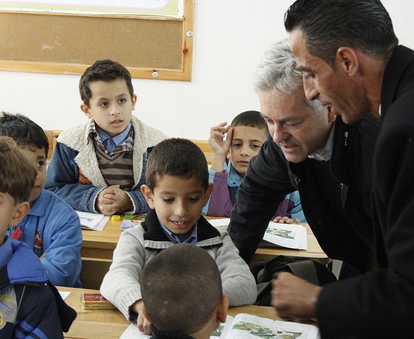 1280px-Alan_Duncan_talking_to_schoolchildren_in_Gaza,_10_December_2012_(8261828844)