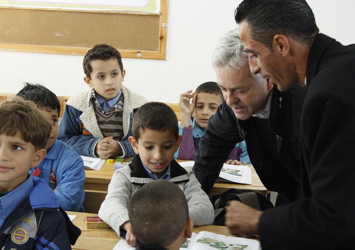 1280px-Alan_Duncan_talking_to_schoolchildren_in_Gaza,_10_December_2012_(8261828844)