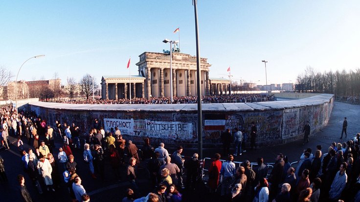 1280px-BrandenburgerTorDezember1989