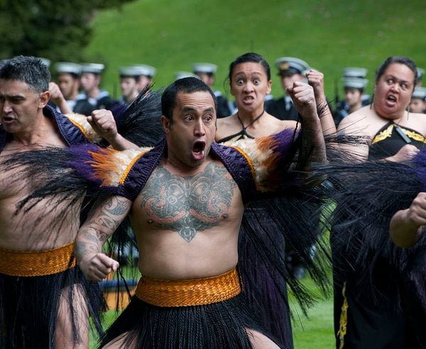 1280px-Haka_performed_during_US_Defense_Secretary's_visit_to_New_Zealand_(1)