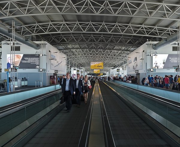 1280px-Moving_walkway_through_the_A-gates_of_Brussels_Airport_(DSCF7310)