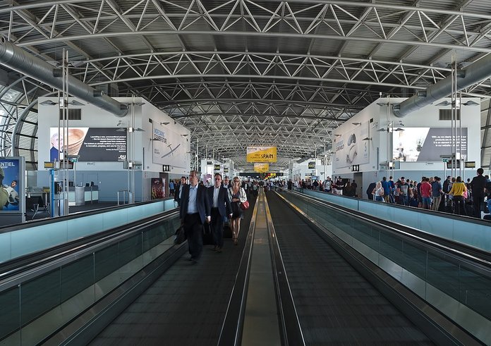 1280px-Moving_walkway_through_the_A-gates_of_Brussels_Airport_(DSCF7310)