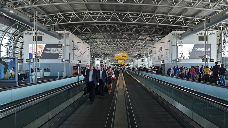 1280px-Moving_walkway_through_the_A-gates_of_Brussels_Airport_(DSCF7310)