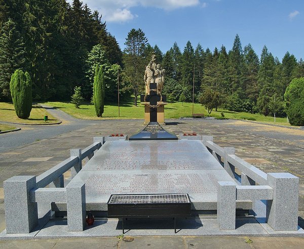 1280px-Památník_obětem_druhé_světové_války,_Javoříčko,_Luká,_okres_Olomouc