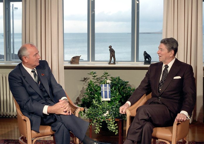 1280px-President_Reagan_meeting_with_Soviet_General_Secretary_Gorbachev_at_Hofdi_House_during_the_Reykjavik_Summit_Iceland