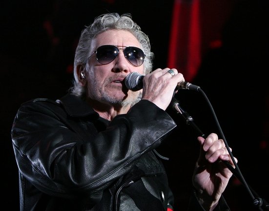 1280px-Roger_Waters_en_el_Palau_Sant_Jordi_de_Barcelona_(The_Wall_Live)_-_01