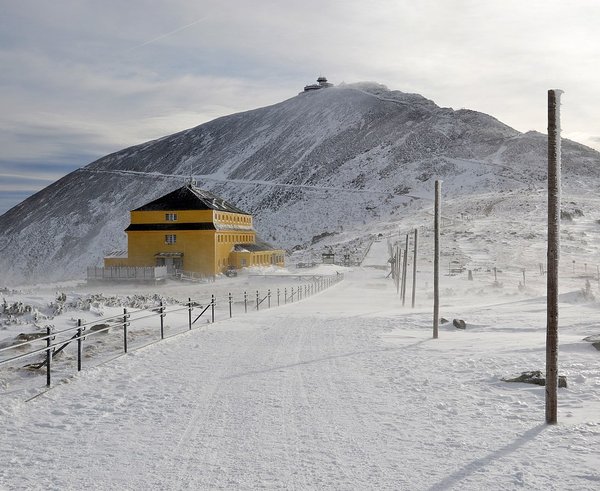 1280px-Śnieżka_(Sněžka,_Schneekoppe)_in_winter_2020,_Karkonosze_mountains_03