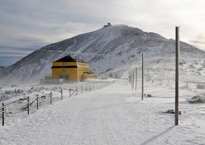 1280px-Śnieżka_(Sněžka,_Schneekoppe)_in_winter_2020,_Karkonosze_mountains_03