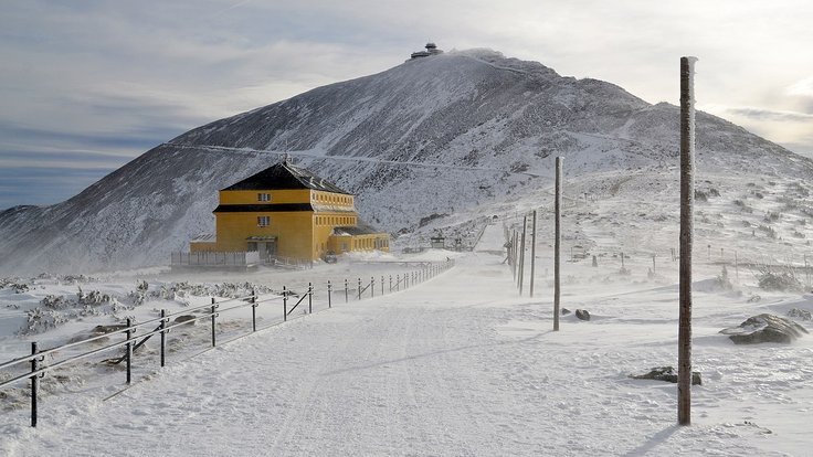 1280px-Śnieżka_(Sněžka,_Schneekoppe)_in_winter_2020,_Karkonosze_mountains_03