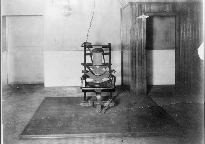 1280px-The_electric_chair_in_Auburn_State_Prison_LCCN2012646356