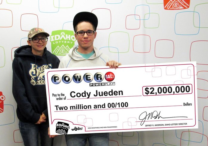 Šťastný výherce dvou milionů dolarů v loterii Powerball v roce 2014.