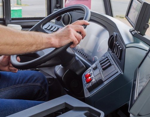Jedenapadesátiletý řidič autobusu vezl cestující se dvěma a půl promile.