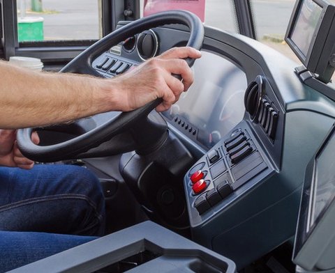 Jedenapadesátiletý řidič autobusu vezl cestující se dvěma a půl promile.