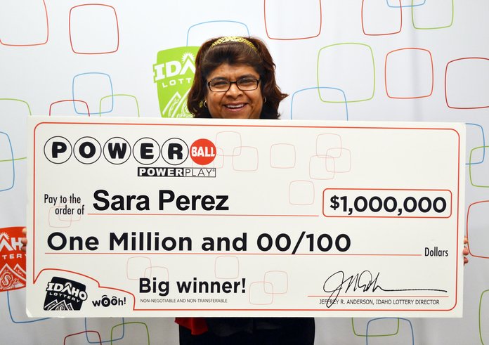 Šťastná výherkyně jednoho milionu dolarů v loterii Powerball v roce 2015.