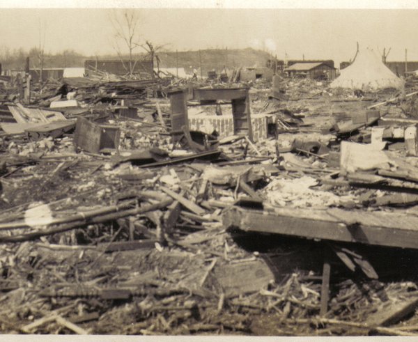 Foto po nejničivějším tornádu v historii USA, záběr z Indiany v březnu 12925.