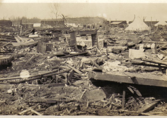 Foto po nejničivějším tornádu v historii USA, záběr z Indiany v březnu 12925.