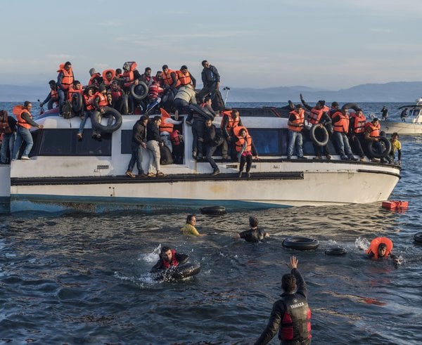 20151030_Syrians_and_Iraq_refugees_arrive_at_Skala_Sykamias_Lesvos_Greece_2