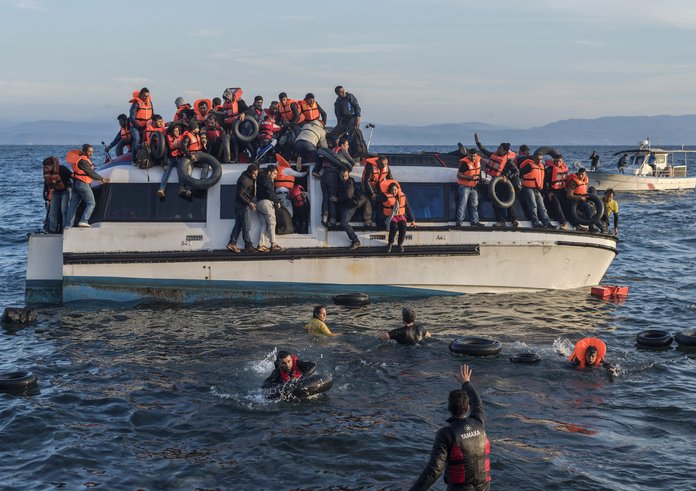 20151030_Syrians_and_Iraq_refugees_arrive_at_Skala_Sykamias_Lesvos_Greece_2 (1)