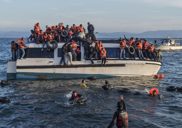 20151030_Syrians_and_Iraq_refugees_arrive_at_Skala_Sykamias_Lesvos_Greece_2