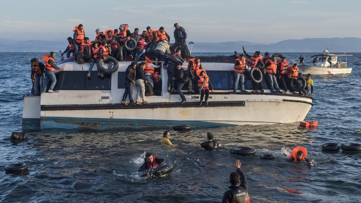 20151030_Syrians_and_Iraq_refugees_arrive_at_Skala_Sykamias_Lesvos_Greece_2