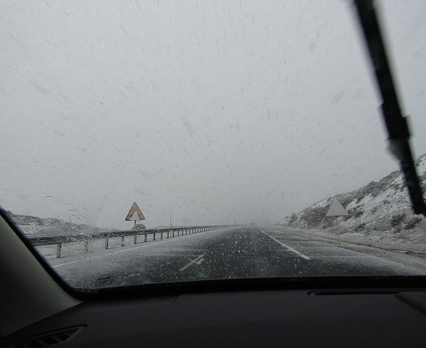 2018-03-24_A67_motorway,_snow_storm,_Cantabria,_Spain_(9)