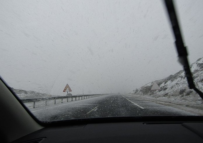 2018-03-24_A67_motorway,_snow_storm,_Cantabria,_Spain_(9)