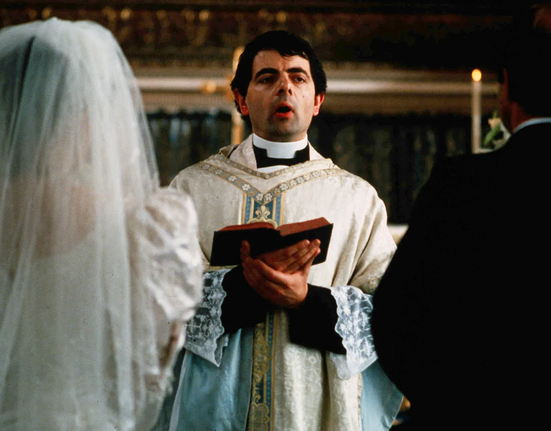 Rowan Atkinson ve filmu Čtyři svatby a jeden pohřeb