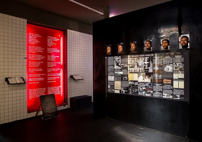 expozice o genocidě Romů v Muzeu romské kultury v Brně