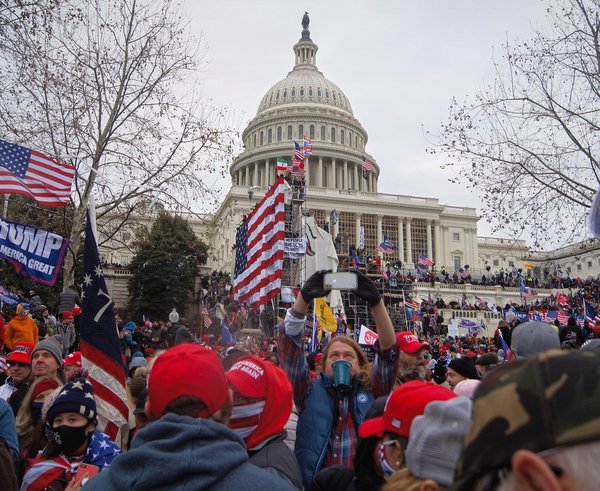 Nepokoje před Kapitolem v lednu 2021.