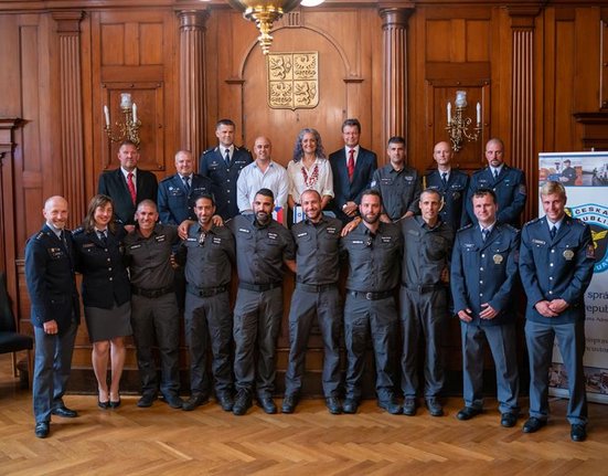 Slavnostní předání certifikátů v historické budově radnice ve Frýdlantu za přítomnosti starostů obcí Frýdlant a Heřmanice, zástupců celních správ Izraele a České republiky a konzulky Izraelského velvyslanectví