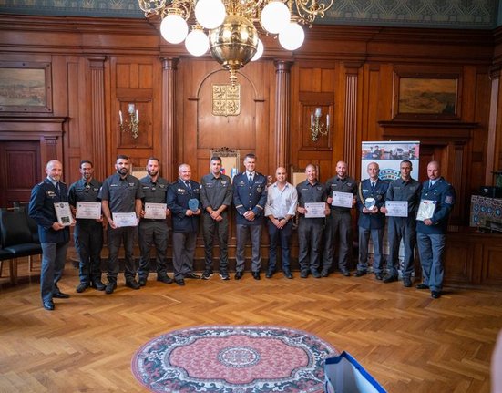 Slavnostní předání certifikátů v historické budově radnice ve Frýdlantu za přítomnosti starostů obcí Frýdlant a Heřmanice, zástupců celních správ Izraele a České republiky a konzulky Izraelského velvyslanectví