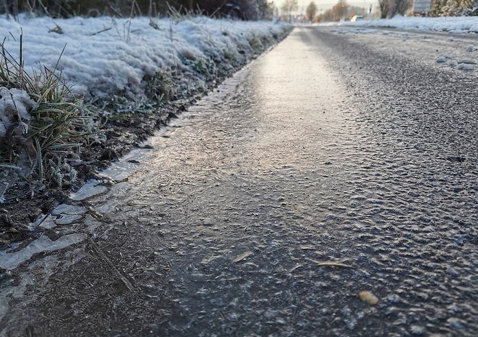 2023-01-19_Plötzliches_Glatteis_und_gefrorene_Pfützen_in_Tauberbischofsheim